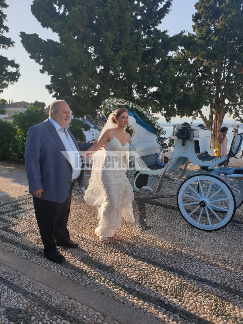 Ο πατέρας της νύφης τη συνοδεύει στην εκκλησία Γάμος Αρμενάκη