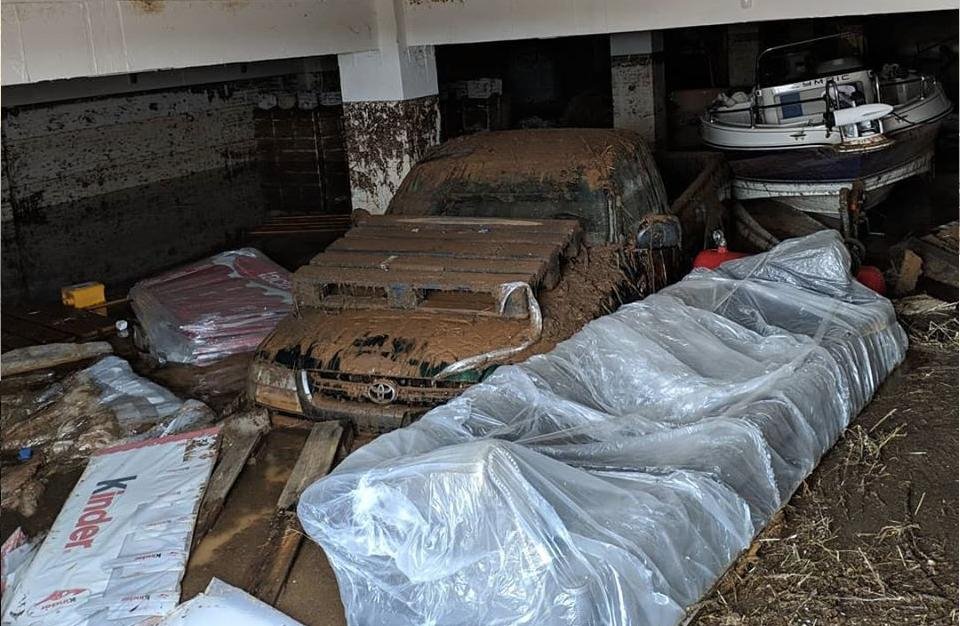 Πλημμυρισμένο γκαράζ με λάσπη