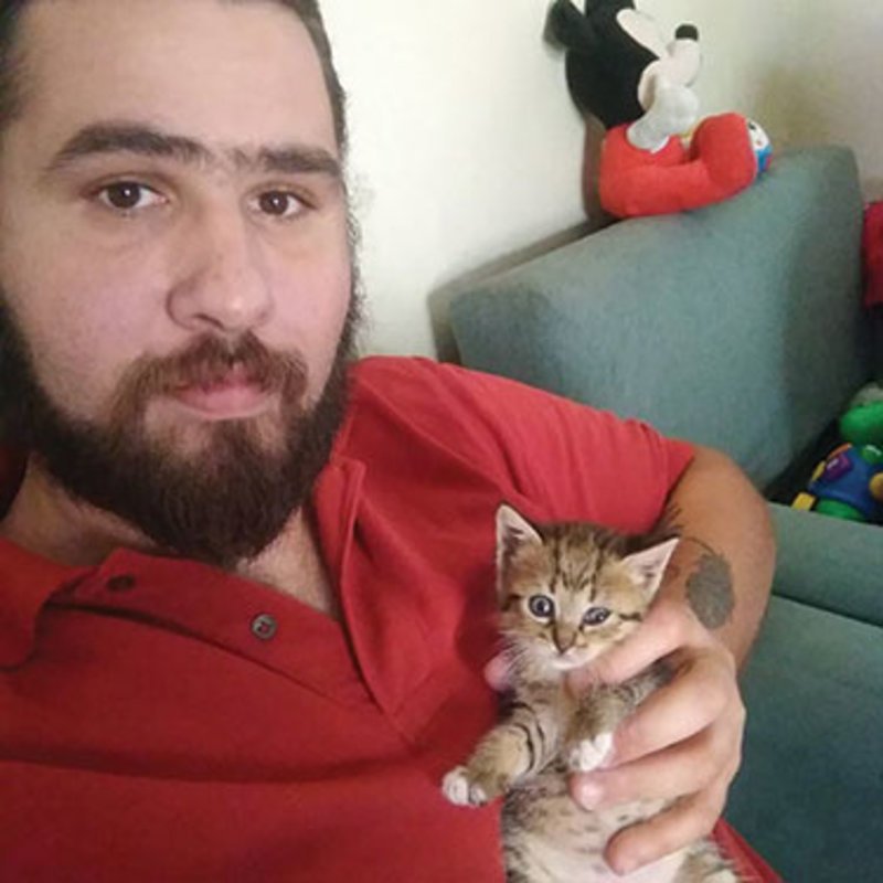 Το γατάκι, καλά στην υγεία του, κάθεται πάνω στο νέο του «μπαμπά»
