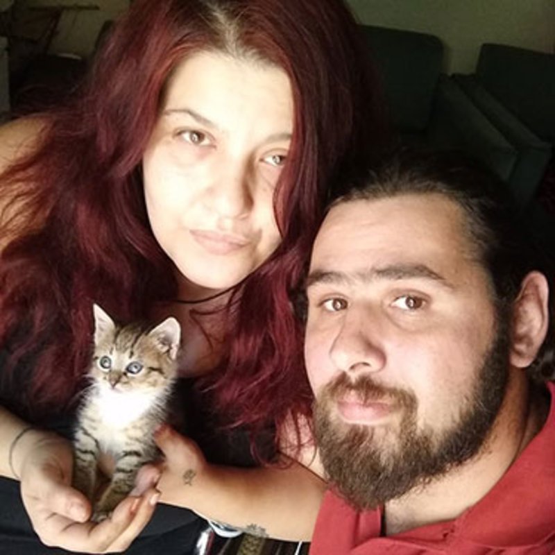 Το ζευγάρι και το μικρό γατάκι που σώθηκε ποζάρουν στο φακό