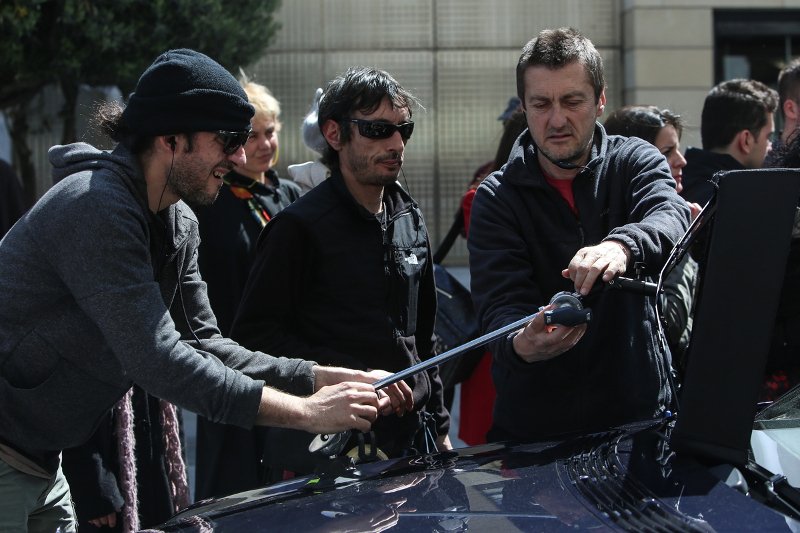 Τα μέλη του συνεργείου μαζί με τους ηθοποιούς της νέας ταινίας του Κώστα Γαβρά