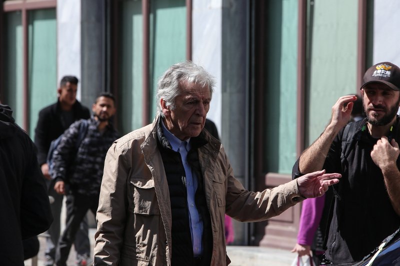 Ο Κώστας Γαβράς στα γυρίσματα της ταινίας του Ενήλικες στο Δωμάτιο