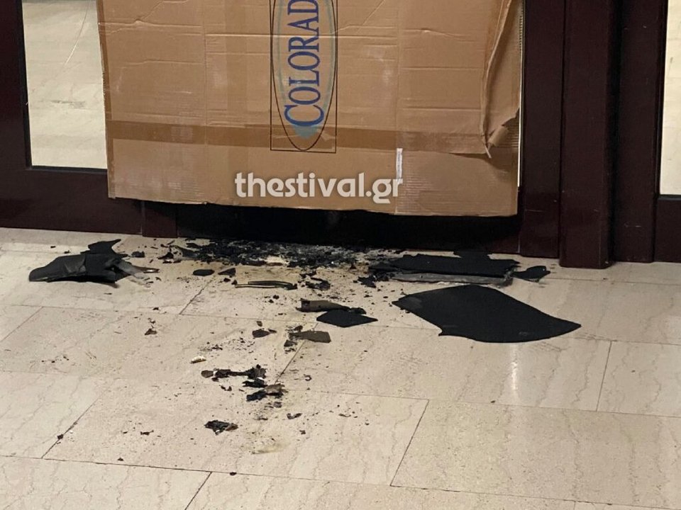 Ζημιές από έκρηξη σε είσοδο πολυκατοικίας