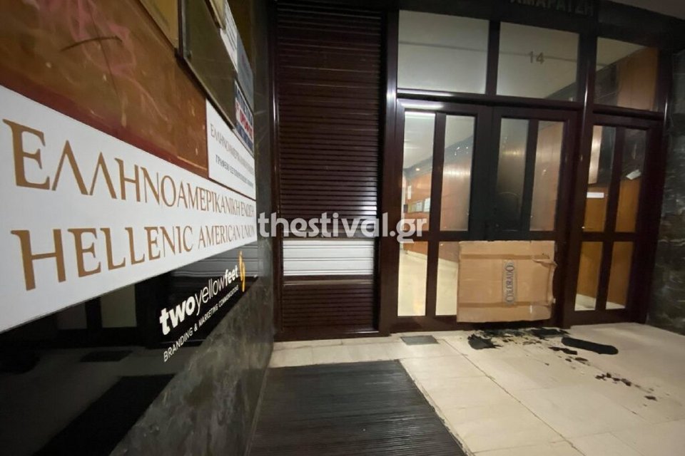 Ζημιές από έκρηξη σε είσοδο πολυκατοικίας