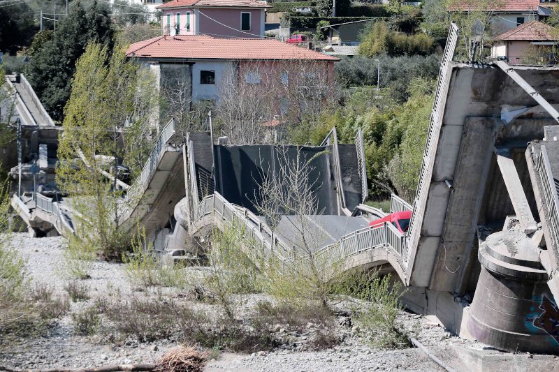 Σαν πύργος από τραπουλόχαρτα έπεσε η γέφυρα κοντά στην πόλη Άουλα της Ιταλίας