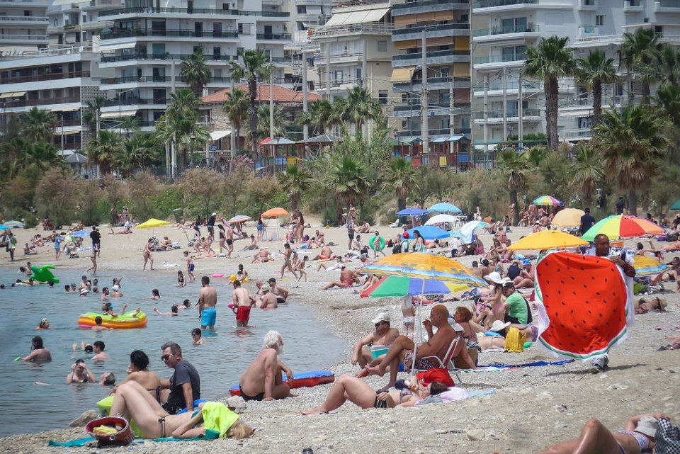 Λουόμενοι γεμίζουν ασφυκτικά τις παραλίες του Παλαιού Φαλήρου