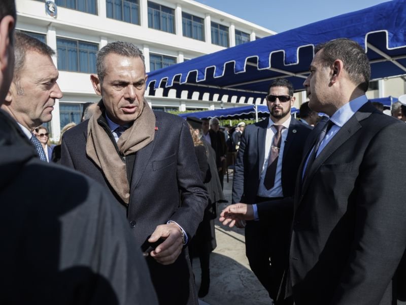 Και ο Πάνος Καμμένος στην παράδοση παραλαβή στο ΓΕΝ. Ο πρώην ΥΠΕΘΑ φανερά έχει διατηρήσει το νέου του λουκ και παραμένει φανερά αδυνατισμένος