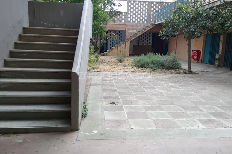 Εικόνα από το προαύλιο του σχολείου και το σημείο όπου έπεσε ο νεαρός.