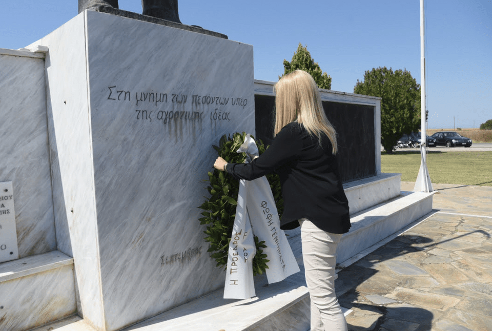 Η στιγμή της κατάθεσης στεφάνου από την Φώφη Γεννηματά