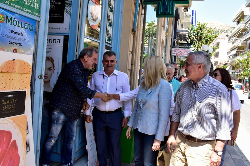 Φώφη Γεννηματά μιλά με καταστηματάρχη