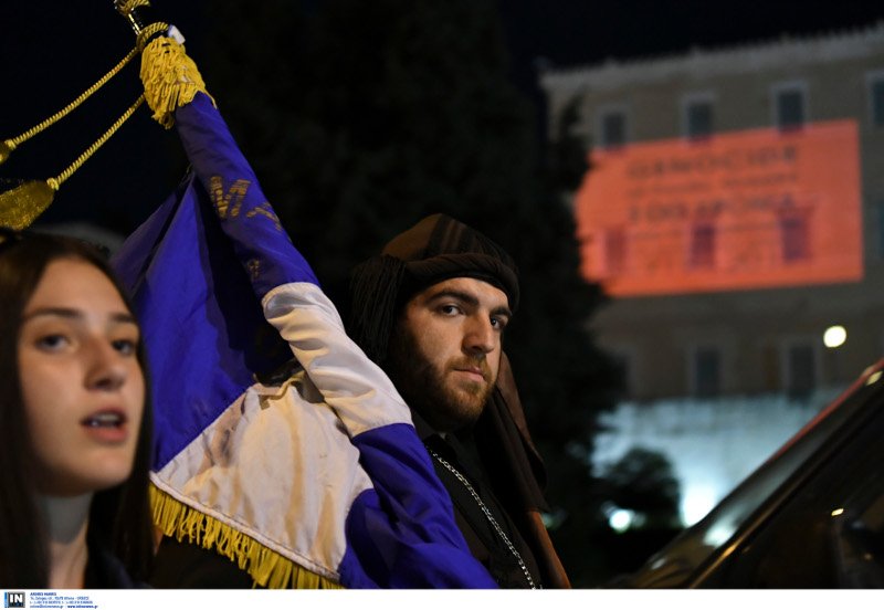 Κόκκινο και μαύρο χρώμα στο φωτισμό της Βουλής / Φωτογραφία: INTIME NEWS