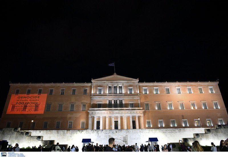 Κόκκινο και μαύρο χρώμα στο φωτισμό της Βουλής / Φωτογραφία: INTIME NEWS