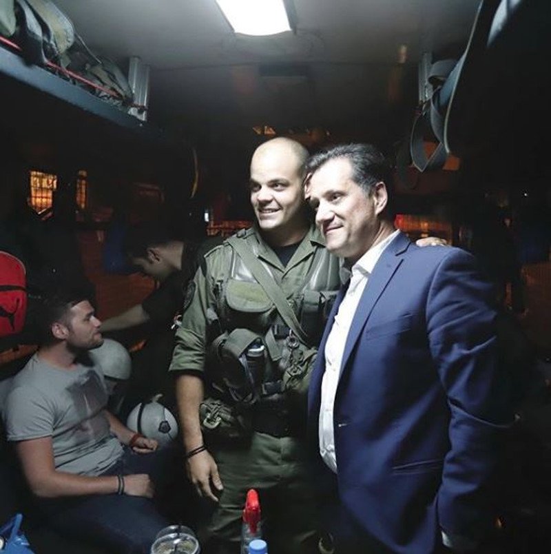 Ο Α.Γεωργιάδης μαζί με τους άνδρες των ΜΑΤ