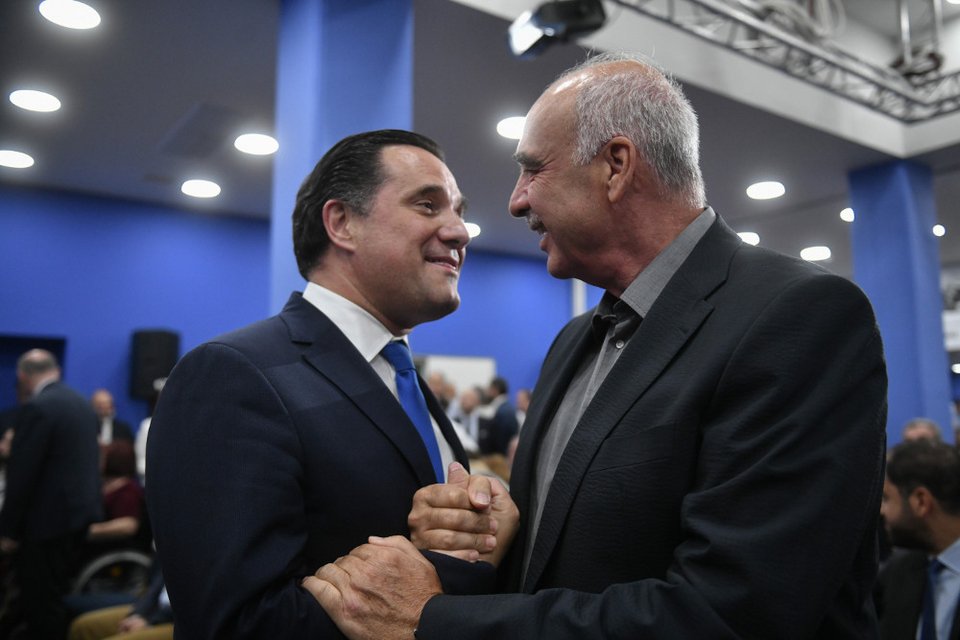 Ενθερμη χειραψία του Βαγγέλη Μεϊμαράκη με τον υπουργό Ανάπτυξης, Αδωνι Γεωργιάδη