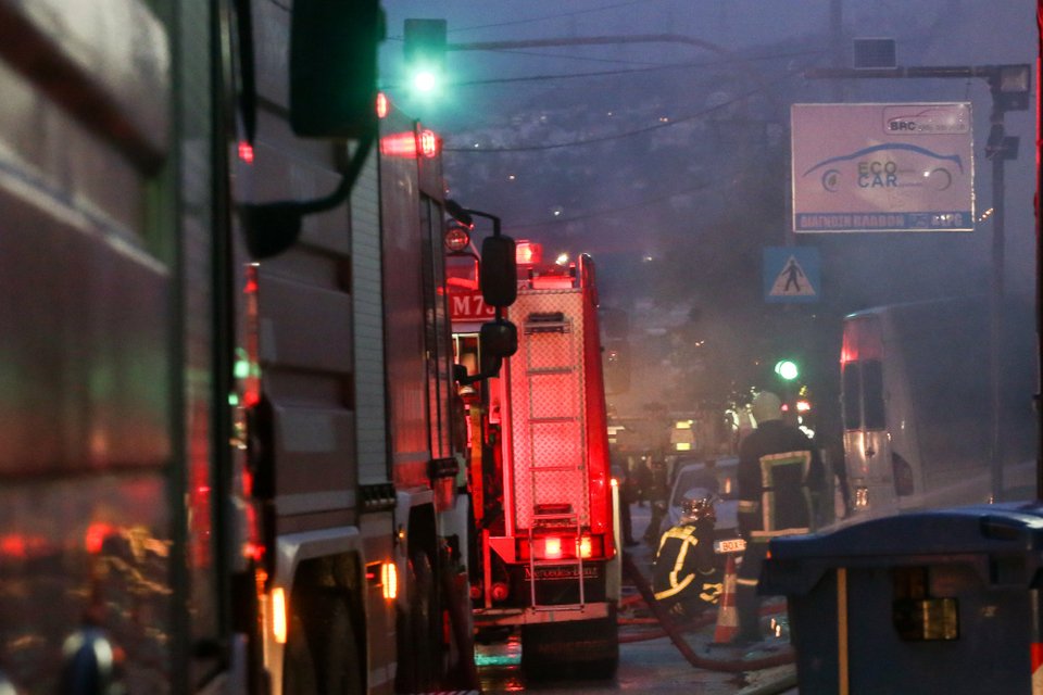 Μεγάλη φωτιά σε συνεργείο αυτοκινήτων στο Γέρακα