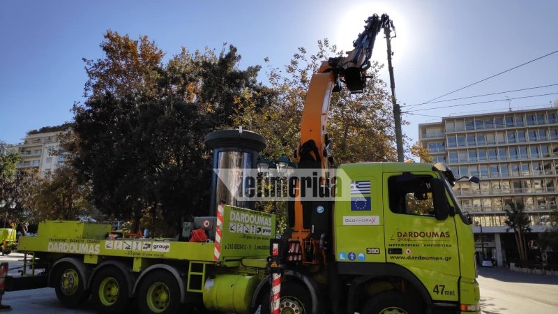 Τοποθετήθηκε το χριστουγεννιάτικο δέντρο στην πλατεία Συντάγματος
