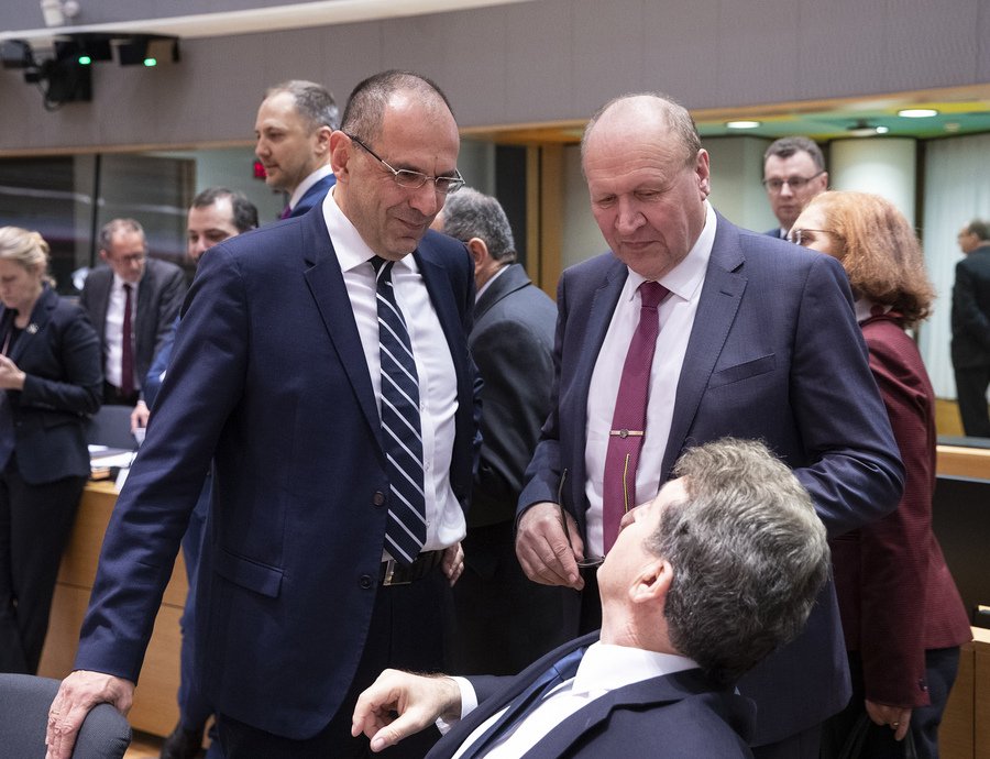 Ο Γιώργος Γεραπετρίτης (αριστερά) και ο Μιχάλης Χρυσοχοΐδης (πλάτη) συνομιλούν με παρευρισκόμενους στο συμβούλιο υπουργών Δικαιοσύνης και Εσωτερικών της ΕΕ - Φωτογραφία: ΑΠΕ ΜΠΕ/European Union/Zucchi-Enzo