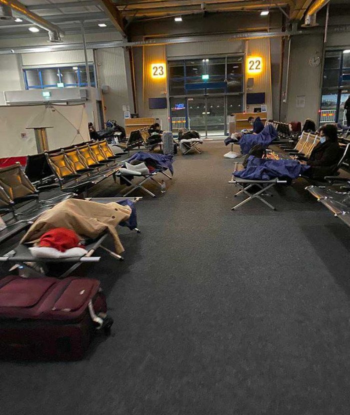 Πρόχειρες κλίνες προκειμένου να περάσουν τη νύχτα οι επιβάτες στο αεροδρόμιο του Ανόβερου