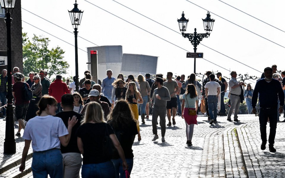 Ο κόσμος ξεχύθηκε στη Γερμανία -Φωτογραφία: AP