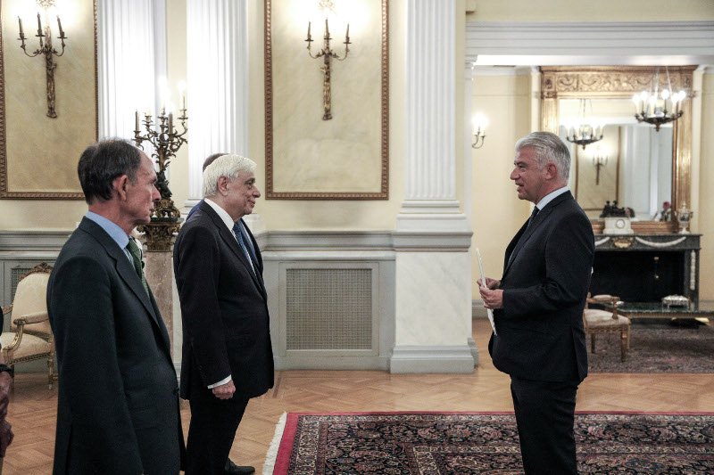 Διαπιστευτήρια του νέου πρέσβη της Γερμανίας στον ΠτΔ Προκόπη Παυλόπουλο -Αριστερά ο γενικός γραμματέας της Προεδρίας της Δημοκρατίας, πρέσβης Γεώργιος Γεννηματάς.