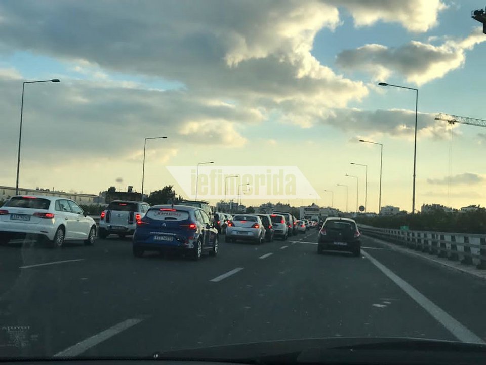 Κίνηση στην Κηφισό έπειτα από τροχαίο στη γέυφρα του ΣΕΦ
