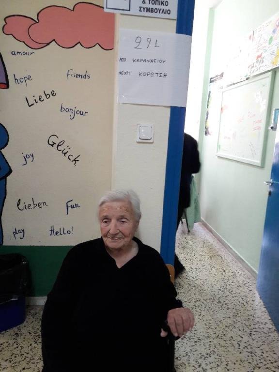 Γιαγιά σε εκλογικό τμήμα