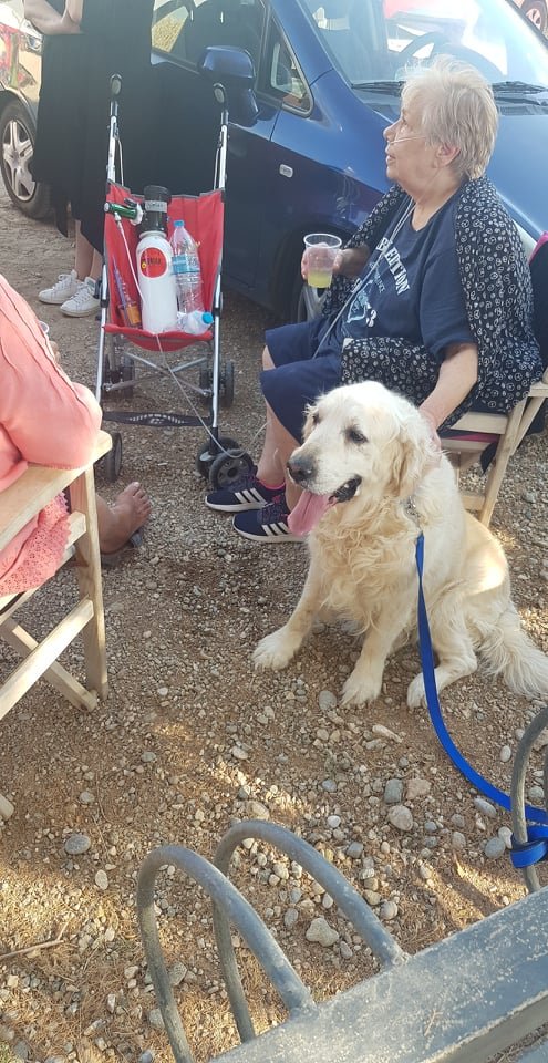 Γιαγιά της περιοχής που κάνει χρήση οξυγόνου έχει εγκαταλείψει το σπίτι της και βρίσκεται υπό την «προστασία» του σκυλιού της
