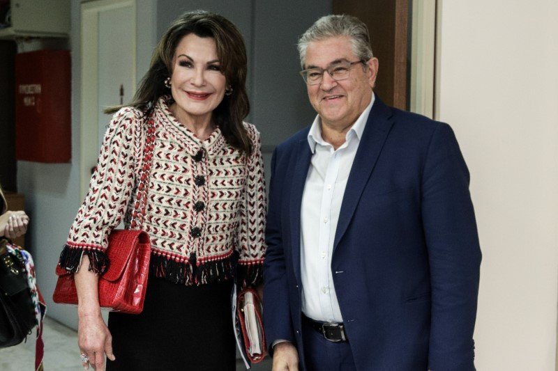 Η πρόεδρος της επιτροπής «Ελλάδα 2021» Γιάννα Αγγελοπούλου και ο γ.γ. του ΚΚΕ Δημήτρης Κουτσούμπας -Φωτογραφία: EUROKINISSI/ΣΩΤΗΡΗΣ ΔΗΜΗΤΡΟΠΟΥΛΟΣ
