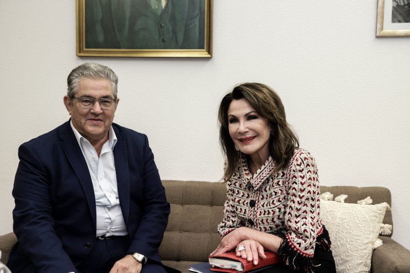 Η πρόεδρος της επιτροπής «Ελλάδα 2021» Γιάννα Αγγελοπούλου και ο γ.γ. του ΚΚΕ Δημήτρης Κουτσούμπας