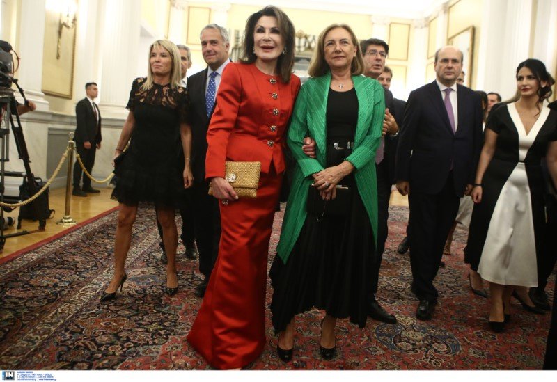 Η κυρία Αγγελοπούλου και πίσω της διακρίνεται η σύζυγος του Μάκη Βορίδη με μίνι μαύρο φόρεμα
