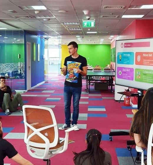 Ο Γιάννης Τσιώρης χρειάστηκε να πείσει και να εκπαιδεύσει τους λιανεμπόρους