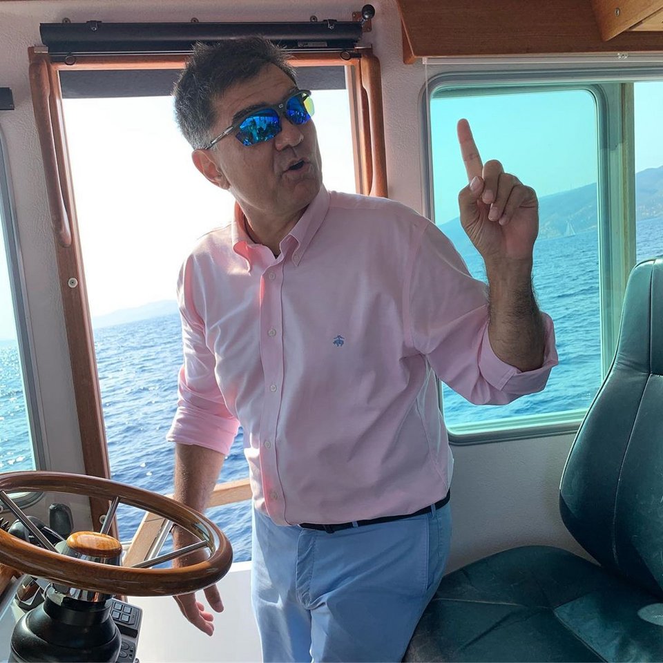 Γιάννης Βαρδινογιάννης στο καΐκι