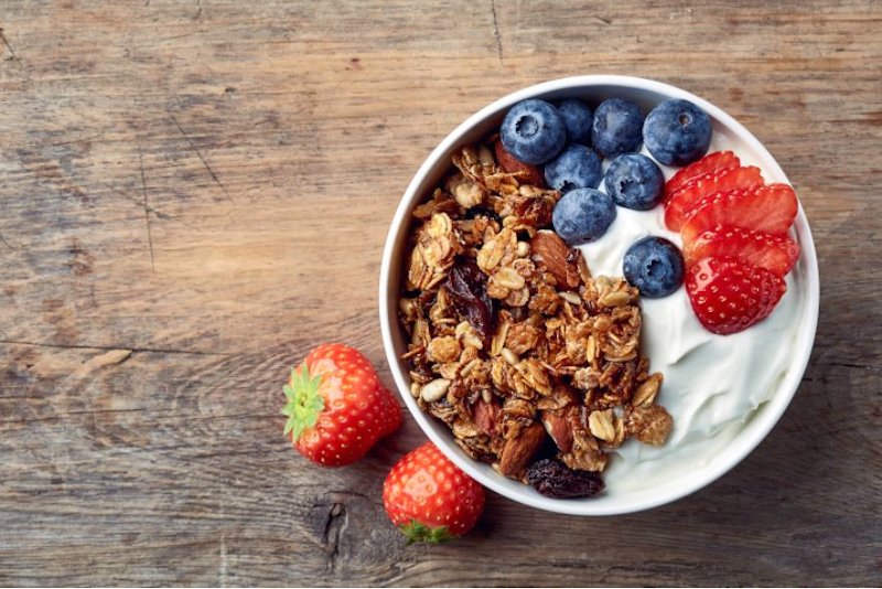 γιαούρτι με φρούτα και ξηρούς καρπούς