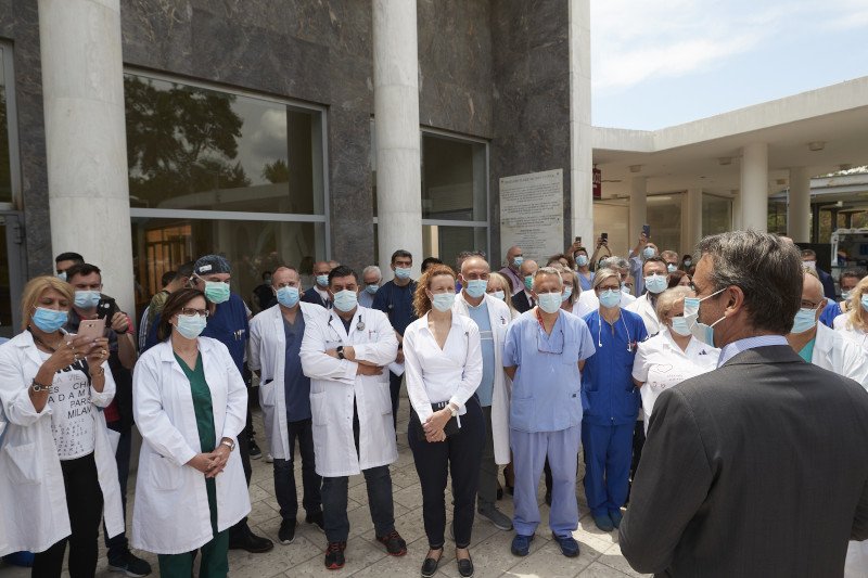 Συνομιλία του πρωθυπουργού με γιατρούς και νοσηλευτές