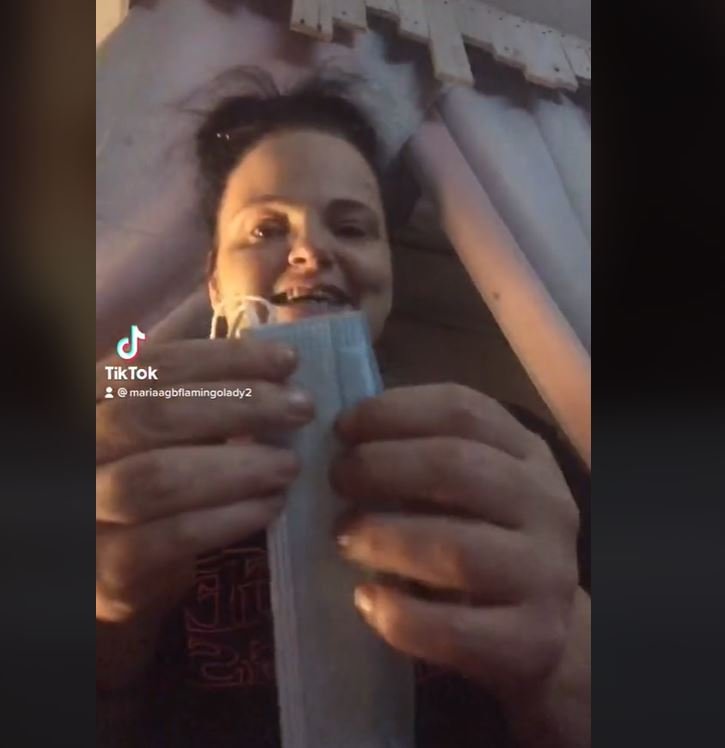 Η 42χρονη αρχικά διπλώνει την μάσκα στην μέση