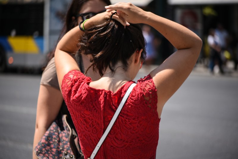 Γυναίκα πιάνει με λαστιχάκι τα μαλλιά της