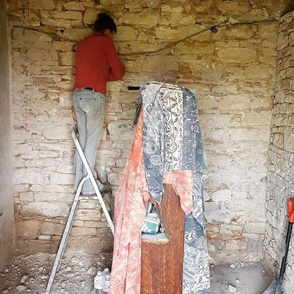 Το ζευγάρι αγόρασε και μία εγκαταλελειμένη πέτρινη κατοικία την οποία ανακαινίζει για να την νοικιάζει μέσω Airbnb