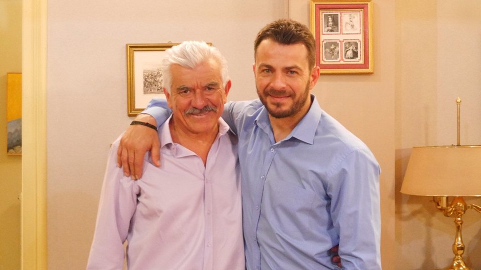 Ο Γιώργος Αγγελόπουλος και ο Γιώργος Γιαννόπουλος στα γυρίσματα της σειράς «Το Σόι Σου»