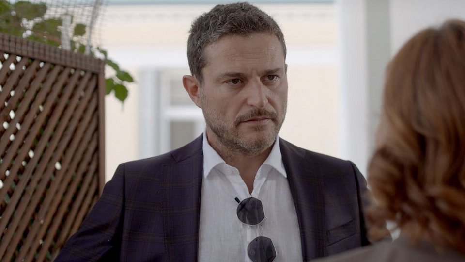 Ο Γιώργος Καραμίχος σε σκηνή από τα γυρίσματα της νέας σειράς του ΑΝΤ1