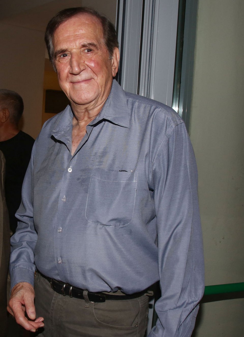 Ο ηθοποιός Γιώργος Κωνσταντίνου με μπλε πουκάμισο σε πρόσφατη δημόσια εμφάνισή του