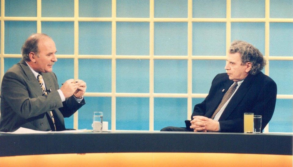Ο Μίκης Θεοδωράκης πριν από χρόνια στην εκπομπή «Καλημέρα Ελλάδα» με τον Γιώργο Παπαδάκη