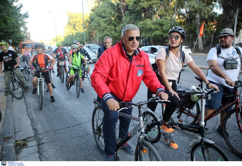 Ο Γιώργος Πατούλης πάνω σε ποδήλατο
