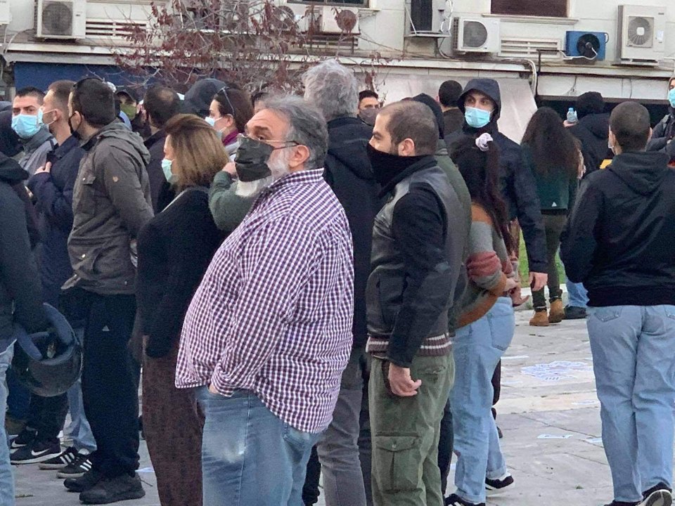 Ο Εκτορας Κουφοντίνας (δεξιά) φορώντας μαύρο μπουφάν, χακί παντελόνι και «λαιμό».