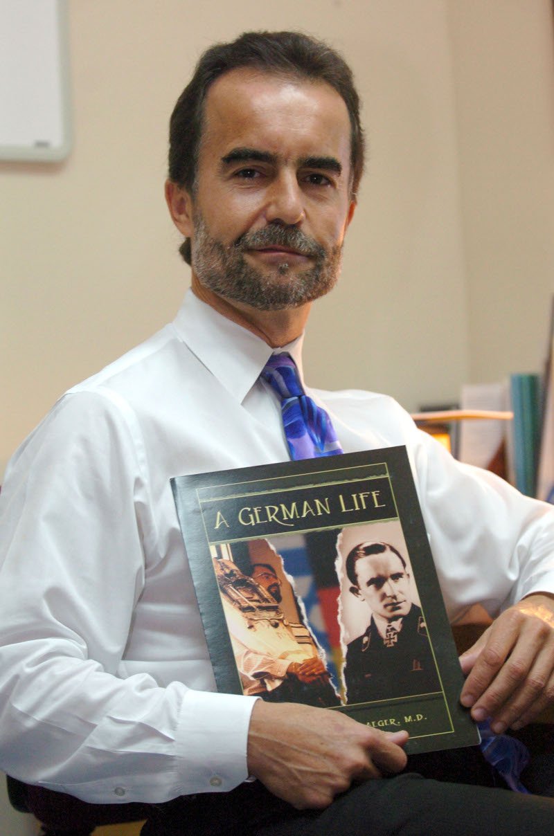 Ο Bernd Wollschlaeger με το βιβλίο του «A German Life»