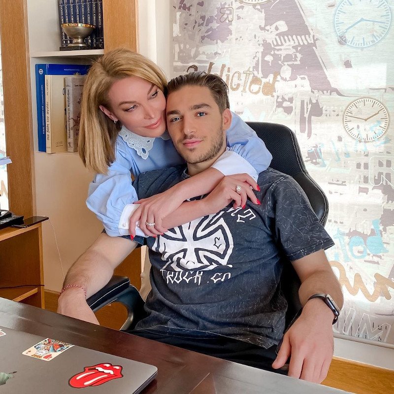 Στο γραφείο του σπιτιού της με τον γιο της Νικόλα, που ομολογουμένως της μοιάζει πολύ.