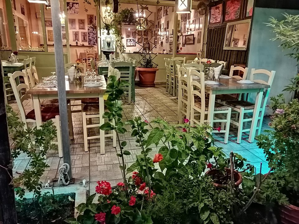 Η σάλα στα Γιουβετσάκια στην Ανω Γλυφάδα