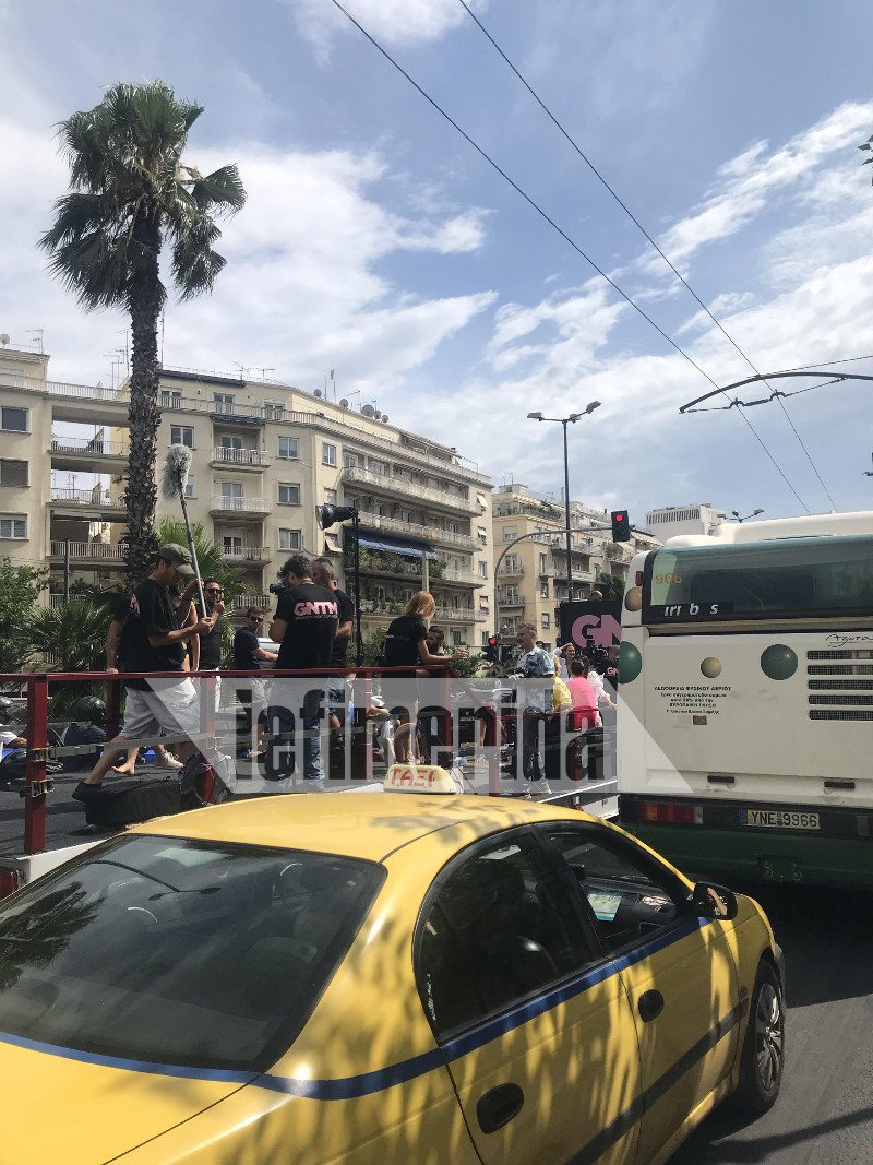 Αυτοκίνητα, ταξί και λεωφορεία παρακολουθούσαν αποσβολωμένα τη φωτογράφηση του GNTM