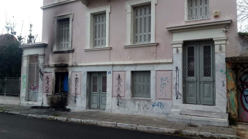 Μικρές υλικές ζημιές από την επίθεση στο Ιδρυμα Μητσοτάκη στην Ομόνοια