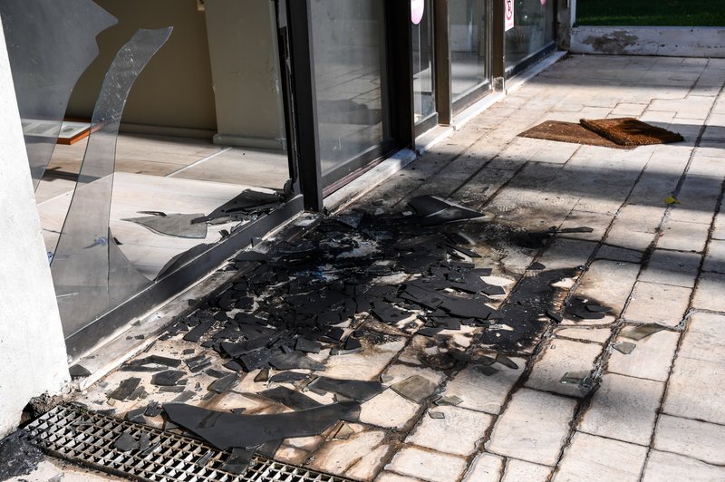 Η σπασμένη τζαμαρία μετά την έκρηξη που σημειώθηκε