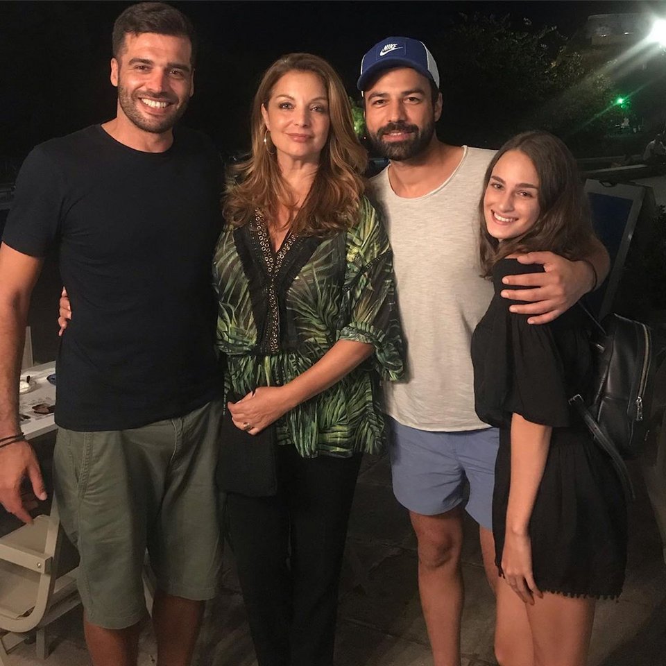 Η Άντζελα Γκερέκου ποζάρει μαζί με την κόρη της, Μαρία Βοσκοπούλου, και τον Ανδρέα Γεωργίου.